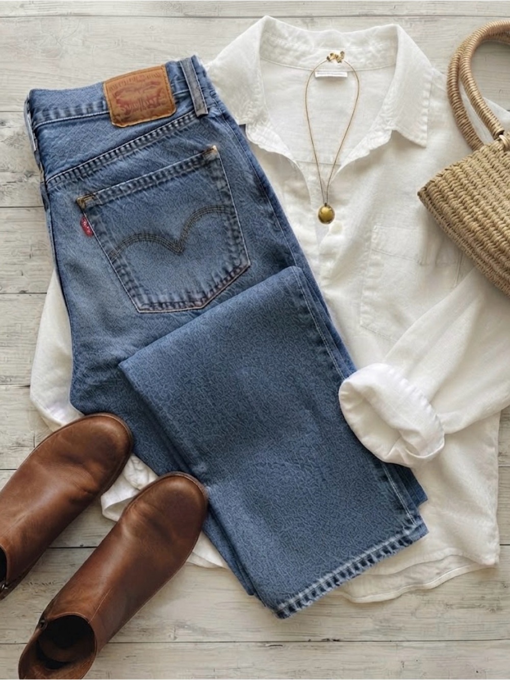 Levi's High-Rise Straight Jeans — Light Blue Denim Size W26 L28